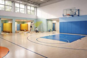 Salle de basket : peindre vestiaires avec peinture lavable Dulux Valentine et sol vinyle Gerflor